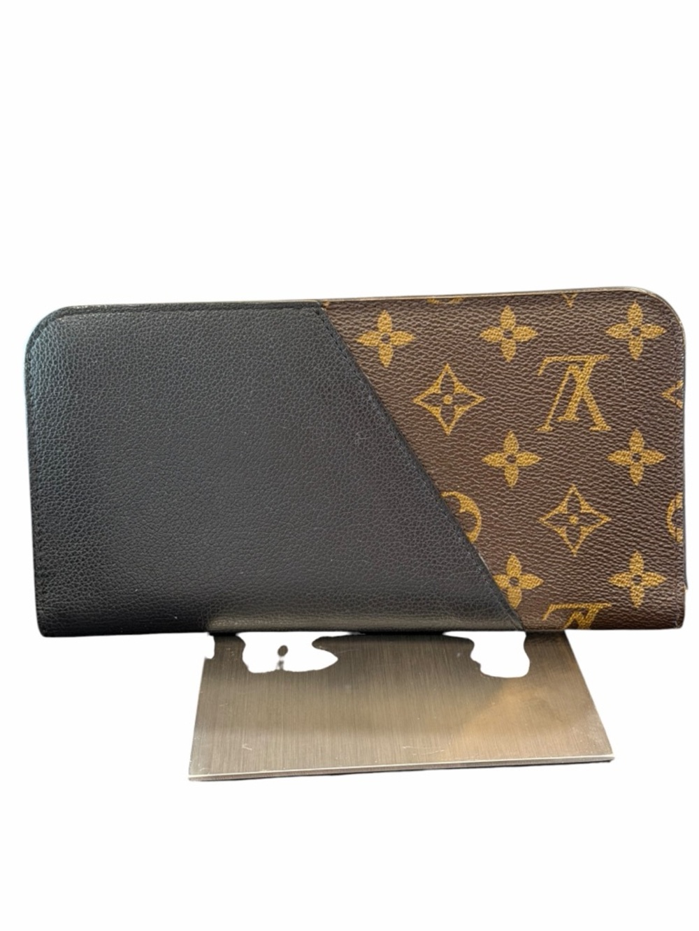 Louis Vuitton
2017 LV Monogram Kimono Wallet - Picture 9 of 10